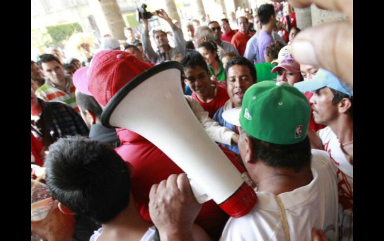 Cerca de 150 comerciantes protestaron frente a Palacio Municipal; piden que los dejen reinstalarse.  /