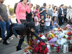 Seguidores del actor Paul Walker lloran su partida en el lugar donde falleció. AFP /