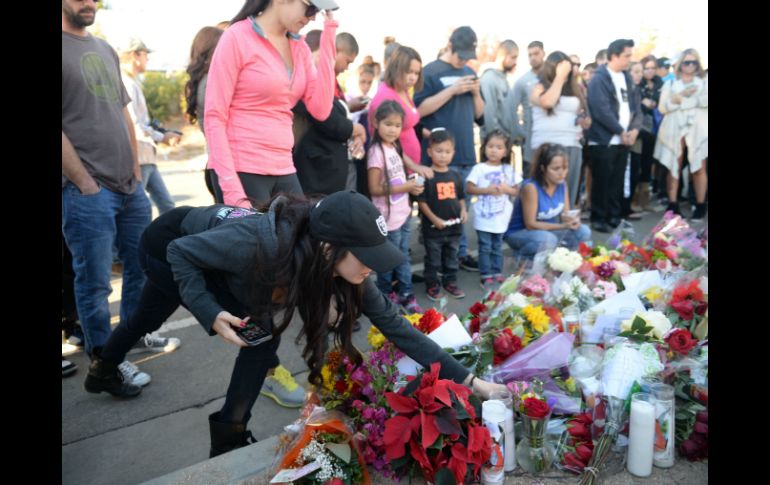 Seguidores del actor Paul Walker lloran su partida en el lugar donde falleció. AFP /