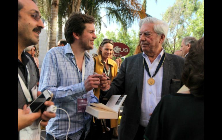 Los fans de los literatos les piden autógrafos y fotos al verlos.  /