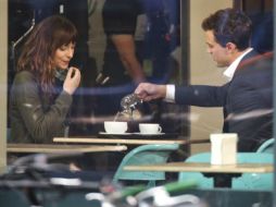 Dornan, que interpreta a Christian Grey y Dakota Johnson, que da vida a Anastasia, aparecen en una de las primeras imágenes del filme. ESPECIAL /