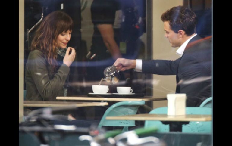 Dornan, que interpreta a Christian Grey y Dakota Johnson, que da vida a Anastasia, aparecen en una de las primeras imágenes del filme. ESPECIAL /