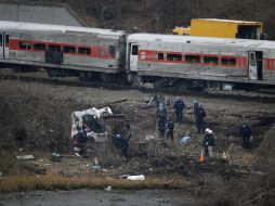 Los examinadores podrían tardar hasta 10 días examinando todos los aspectos del accidente. AP /