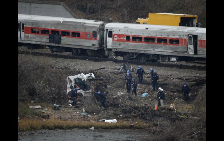 Los examinadores podrían tardar hasta 10 días examinando todos los aspectos del accidente. AP /