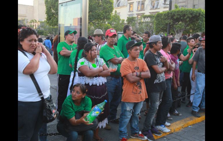 Los vendedores impidieron la entrada al edificio del Ayuntamiento durante cerca de dos horas.  /