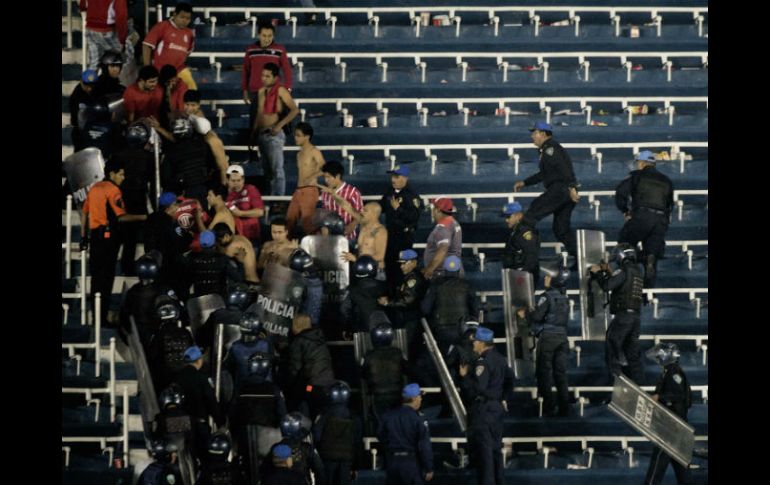 Los hechos ocurrieron el sábado pasado durante un partido entre la Máquina y el Toluca. AFP /