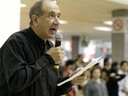 Ronny Someck durante la lectura de sus poemas.  /