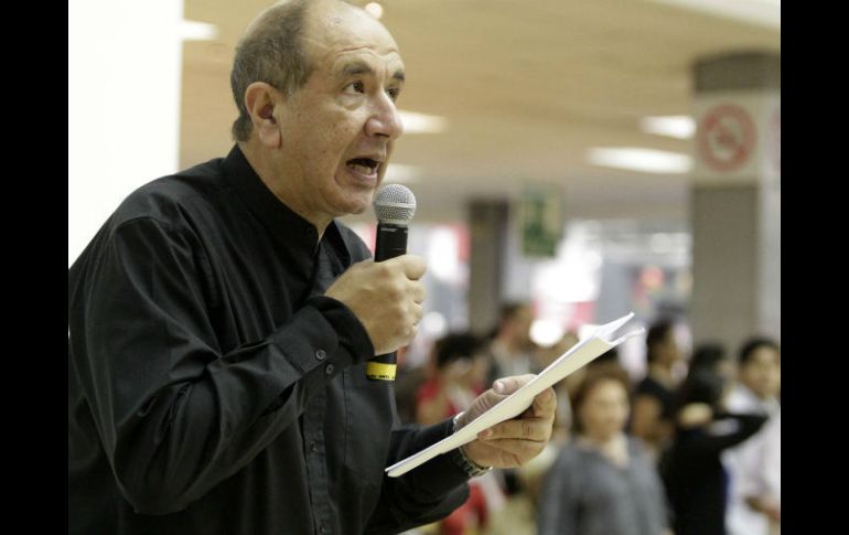 Ronny Someck durante la lectura de sus poemas.  /