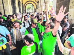 Arriba las manos. Comerciantes ambulantes rodearon el Ayuntamiento de Guadalajara y no permitieron el ingreso ni la salida de personas.  /