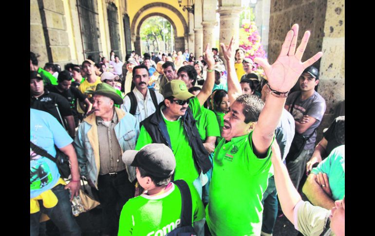 Arriba las manos. Comerciantes ambulantes rodearon el Ayuntamiento de Guadalajara y no permitieron el ingreso ni la salida de personas.  /