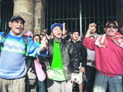 Bloqueo. Algunos de los vendedores irregulares de la zona de San Juan de Dios, frente a la Presidencia Municipal.  /