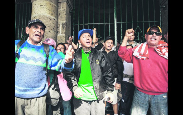 Bloqueo. Algunos de los vendedores irregulares de la zona de San Juan de Dios, frente a la Presidencia Municipal.  /