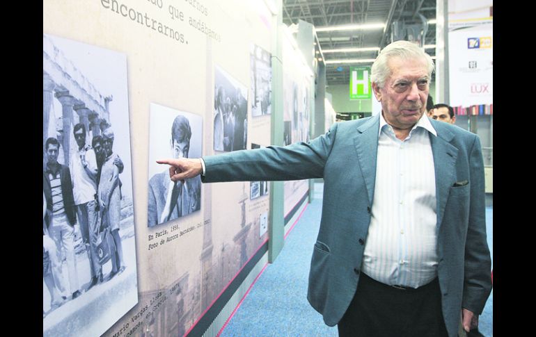 Memorias. Mario Vargas Llosa recorre los pasillos de la FIL entre recuerdos y libros.  /