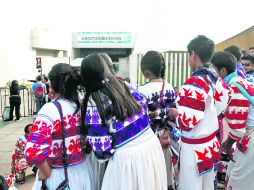 Roban cámara. La presencia de estos niños en la feria atrajo miradas.  /