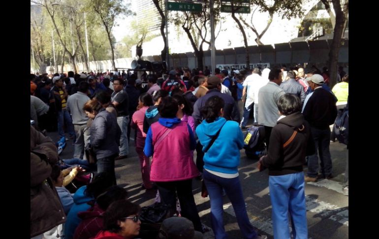 Integrantes de la CNTE se manifiestan frente al Senado de la República. SUN /