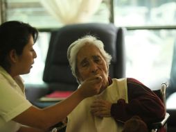 El uso de tés antes y después de las comidas son una manera natural de tratar el estreñimiento en los adultos mayores. ARCHIVO /