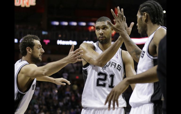 Aspecto de acción de los jugadores de Spurs. ARCHIVO /