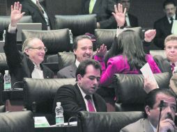 Los senadores, durante la aprobación de la reforma política. Anoche continuaban discutiendo las reservas.  /