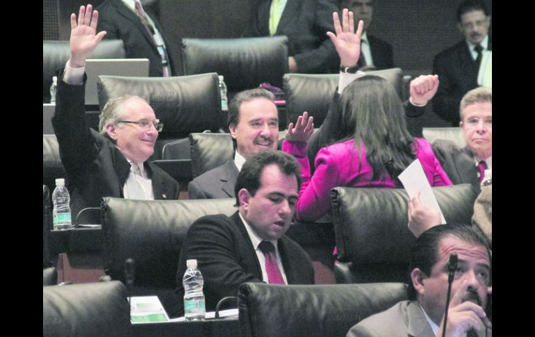 Los senadores, durante la aprobación de la reforma política. Anoche continuaban discutiendo las reservas.  /