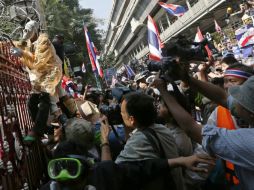 Protestantes tailandeses detienen huelga por aniversario del rey Bhumibol Adulyadej. ARCHIVO /