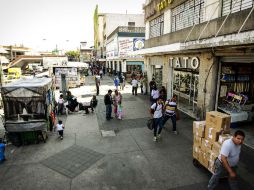 Los comerciantes piden que durante la temporada navideña no haya ambulantes afuera de los negocios.  /