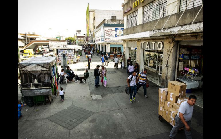 Los comerciantes piden que durante la temporada navideña no haya ambulantes afuera de los negocios.  /