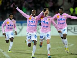 Los jugadores del Evian celebran la sorpresiva victoria que obtuvieron ante el PSG. AFP /