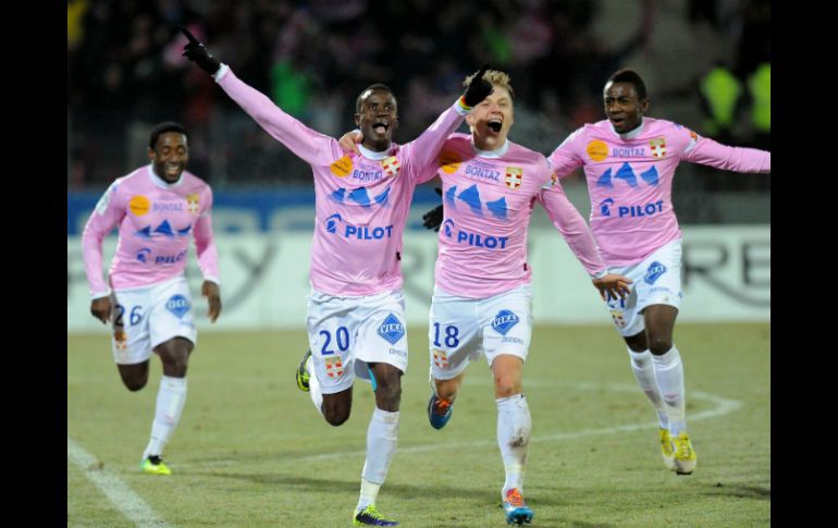 Los jugadores del Evian celebran la sorpresiva victoria que obtuvieron ante el PSG. AFP /