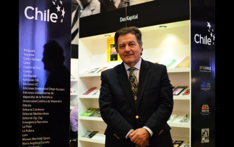 Roberto Ampuero en su visita al stand de Chile en el área internacional de la FIL 2013.  /