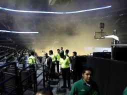 Imagen de la Arena Ciudad de México con el denso humo que no dejó que se jugara el duelo de la NBA. AP /