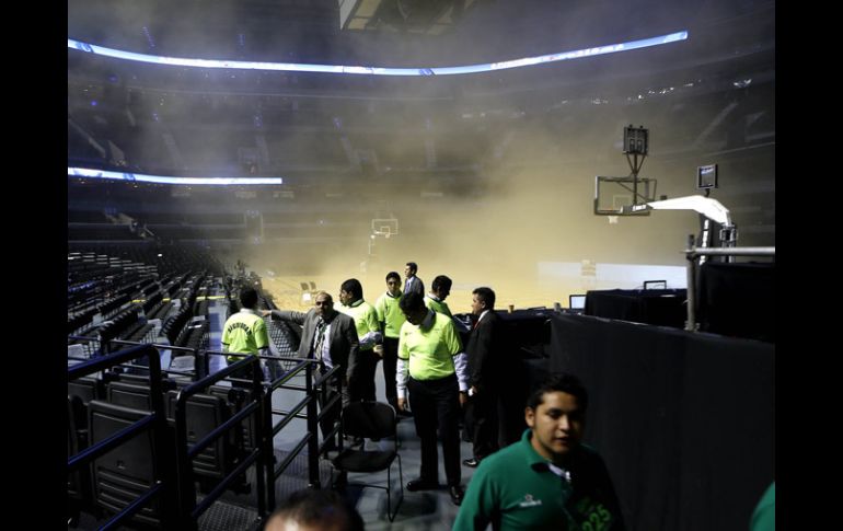 Imagen de la Arena Ciudad de México con el denso humo que no dejó que se jugara el duelo de la NBA. AP /