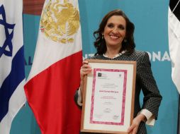 Ana García Bergua con el reconocimiento.  /