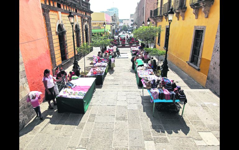 Ambulantes que se ubican en el Callejón del Diablo no cuentan con un permiso navideño emitido por el Ayuntamiento de Guadalajara.  /