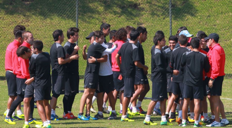 Los futbolistas dijeron adiós a José Luis con un abrazo y le desearon buena suerte.  /