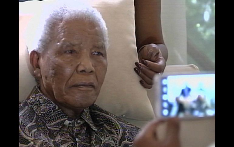 Mandela falleció hoy a consecuencia de una infección pulmonar recurrente. ARCHIVO /