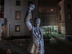 Aspecto de una estatua de Mandela que está al frente de la embajada de Sudáfrica en Estados Unidos. AFP /