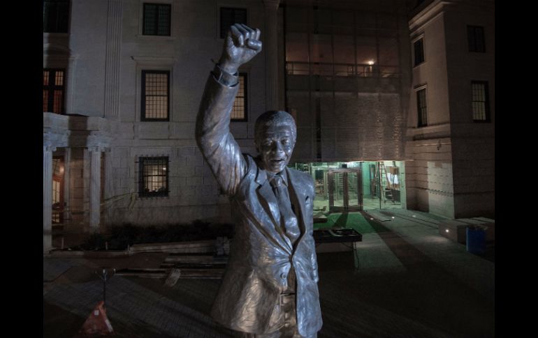 Aspecto de una estatua de Mandela que está al frente de la embajada de Sudáfrica en Estados Unidos. AFP /