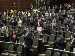 Diputados ofrecen un minuto de aplausos como homenaje a Nelson Mandela. SUN /