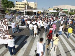 Comerciantes de 'San Juan de Dios' se manifestaron el día de ayer para exigir el retiro de ambulantes de la zona del mercado.  /