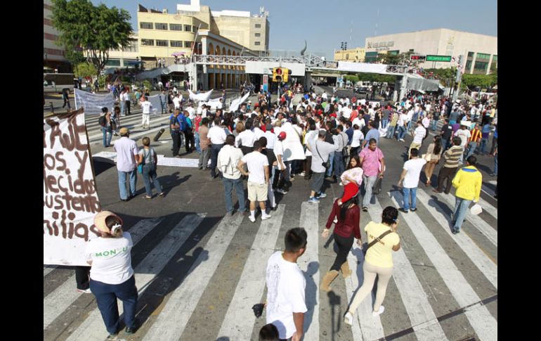 Comerciantes de 'San Juan de Dios' se manifestaron el día de ayer para exigir el retiro de ambulantes de la zona del mercado.  /