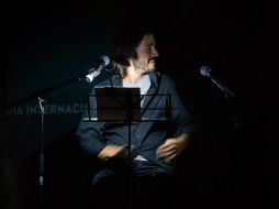 Las luces se apagan y sólo hay dos lugares alumbrados en el escenario; del lado izquierdo se sienta Diego Luna. Foto de @FILGuadalajara  /