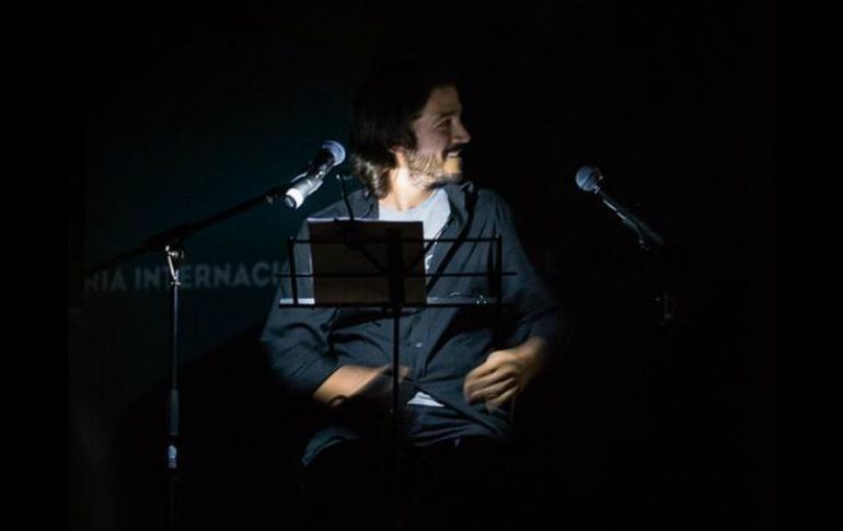 Las luces se apagan y sólo hay dos lugares alumbrados en el escenario; del lado izquierdo se sienta Diego Luna. Foto de @FILGuadalajara  /