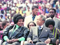 Nelson Mandela y su esposa en un rally del Partido Comunista, el 13 de febrero de 1990, poco después de su liberación. AP /