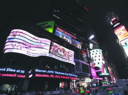 En Nueva York. Una pantalla gigante en la torre Times Square anuncia la muerte de Nelson Mandela. AP /