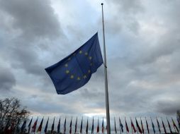 La bandera de la Unión Europea ondea a media asta en tributo a Nelson Mandela. AFP /