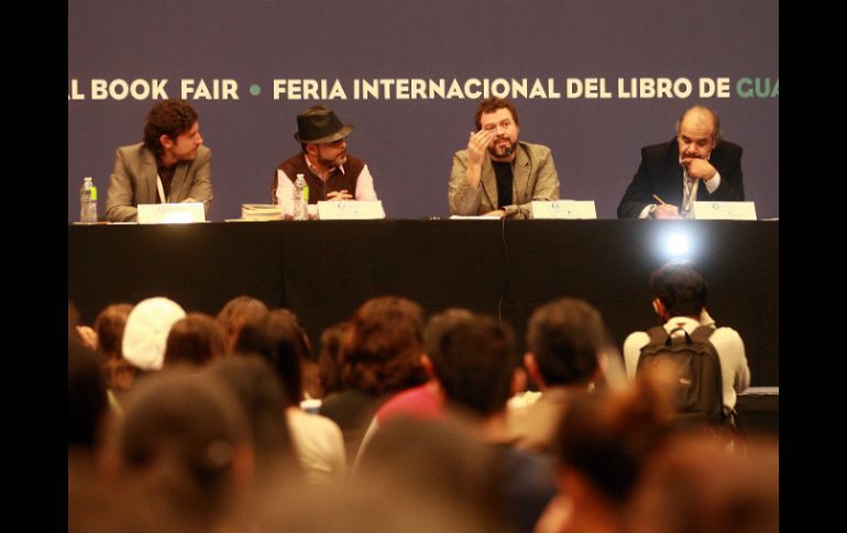 Salvador Fraustro, Diego Fonseca e Ignacio Rodríguez Reyna, durante su charla en al FIL.  /