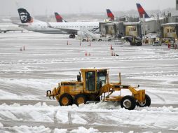 La tormenta cubrió de nieve a varios estados del oeste del país y dejó hielo, nieve y lluvia congelante en el centro y este de EU. AP /