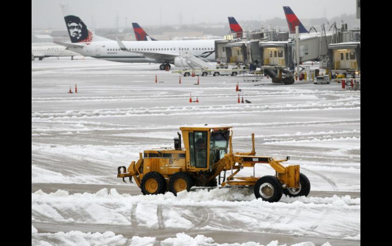 La tormenta cubrió de nieve a varios estados del oeste del país y dejó hielo, nieve y lluvia congelante en el centro y este de EU. AP /