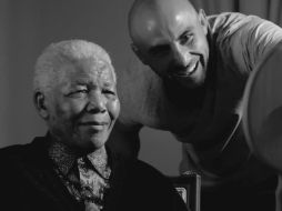 El recientemente fallecido Nelson Mandela con el fotógrafo australiano Adrian Steirn. ESPECIAL /