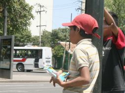 Informan que algunos niños vendían chicles, otros limpiaban parabrisas, otros hacían malabares y debían aportar parte de la ganancia. ARCHIVO /